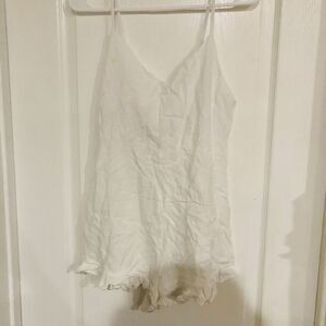 Love Cameron Women's Sleeveless Camisole V-Neck Top White Size Small HAS A STAIN